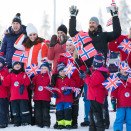 Many of the children had brought flags for the occasion and av barna hadde med norske og britiske flagg og bidro til en fin avslutning på besøket. Photo: Håkon Mosvold Larsen / NTB scanpix